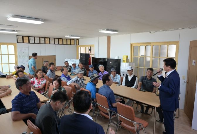 정기명 여수시장이 지난 1일 삼산면 서도경로당을 찾아 섬 지역 어르신들을 위문하고 생활 속 불편 사항을 청취하는 현장 소통을 진행했다.