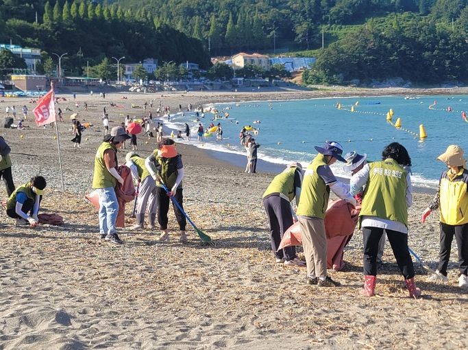 지난 30일 예정됐던 통장 회의를 대신해 만성리해수욕장 일원에서 환경정화 활동을 실시했다.