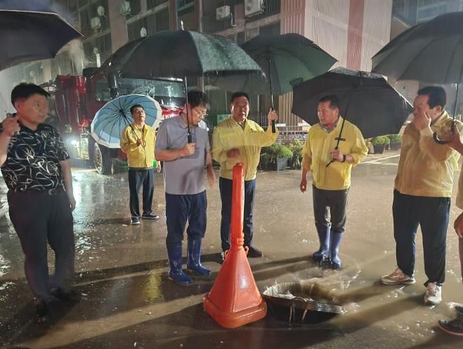 1. 3일 밤 피해 현장을 찾아 지휘 중인 김산 군수와 상황 청취 중인 서삼석 국회의원