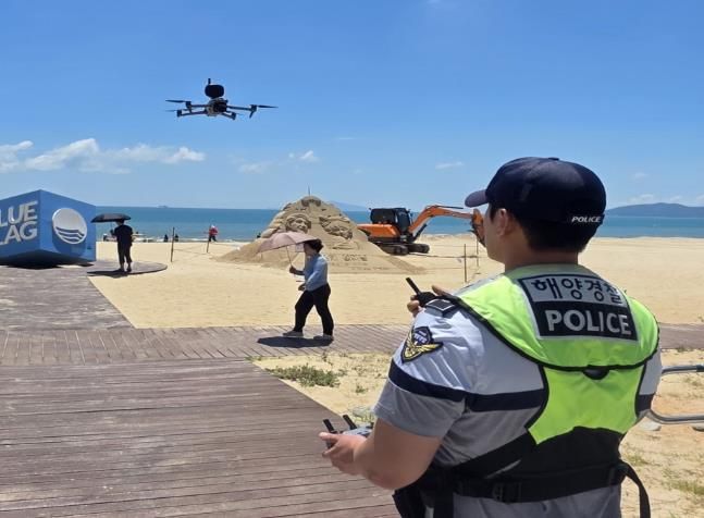하늘에서 전하는 안전 메시지.. 완도해경, 드론 활용한 연안안전관리 강화(배포사진).