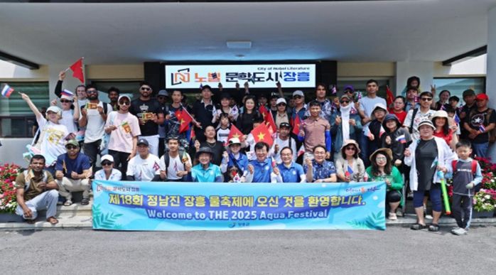 지난 7월 26일 “제18회 정남진장흥 물축제”에 방문한 외국인 주민을 장흥군청 광장에서 김 성 군수는 환영하였다.