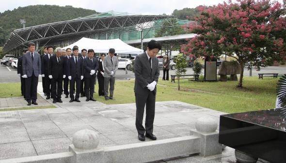 여순항쟁탑 참배 사진