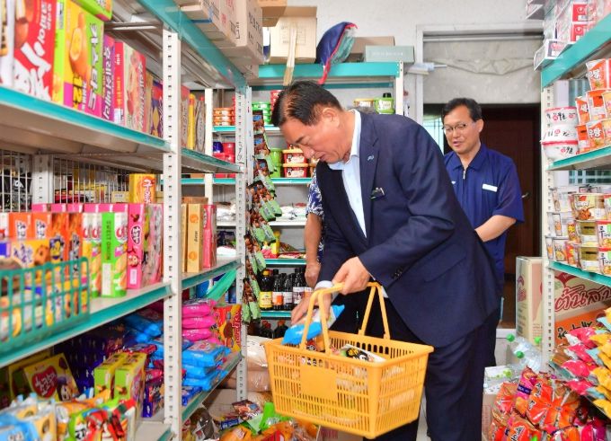 김한종 장성군수가 지난 1일 황룡전통시장을 찾아 민생회복 소비쿠폰을 직접 사용하고, 현장 민심을 청취했다.