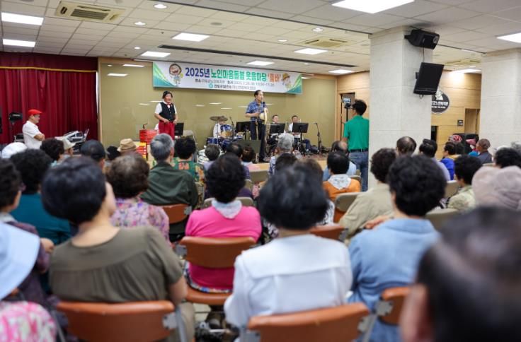 진도군, ‘어르신 마음 건강’을 위한 웃음 치유 ‘품바’ 공연 큰 호응