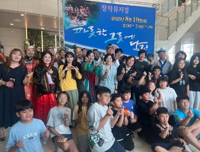 ‘극단청자’의 단원들과 관객들이 기념 사진을 촬영하고 있다.