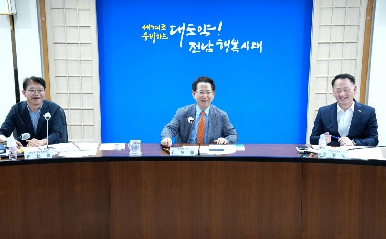 김영록 전라남도지사가 28일 도청 정약용실에서 ‘2025 명량대첩축제 추진상황 보고회’를 주재하고 있다.