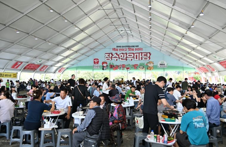장수한우랑사과랑 축제장 인파(한우마당)