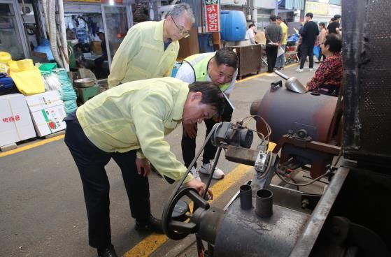 안심하고 장 보세요 이학수 정읍시장, 추석 맞이 전통시장 안전 점검