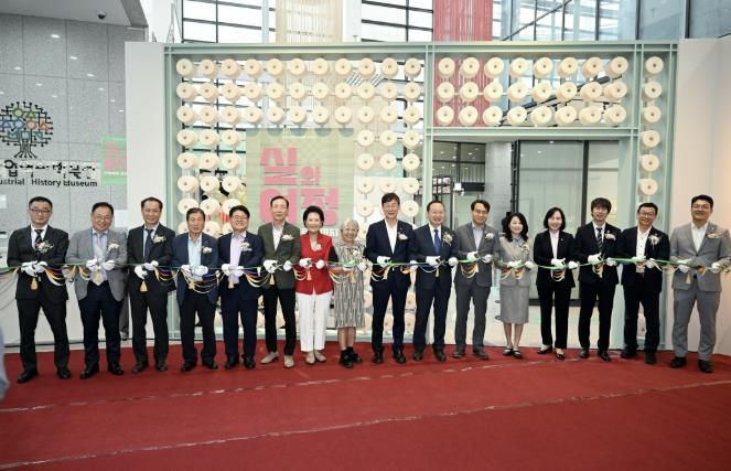이민근 안산시장(오른쪽 여덟번째)이 안산산업역사박물관 기획전시 ‘실의 여정: 손끝에서 로봇까지’ 개막식에서 테이프 커팅을 하고 있다.