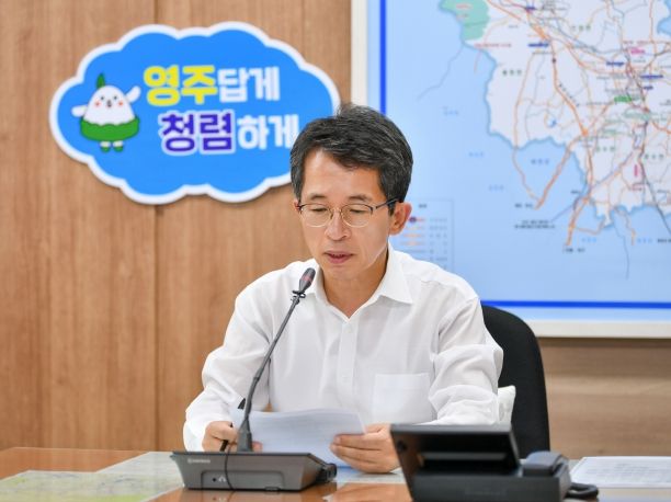 유정근 시장 권한대행이 ‘릴레이 청렴·친절 챌린지’ 녹음을 하고 있다.