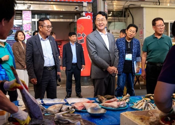 정명근 화성특례시장이 추석을 앞두고 2일 송산면 사강시장을 찾아 상인들과 소통하고 있다