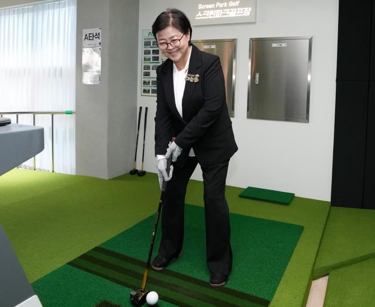 이순희 강북구청장이 지난 10월 1일 열린 스크린 파크골프장 개장식에서 파크골프 시타를 하고 있다.