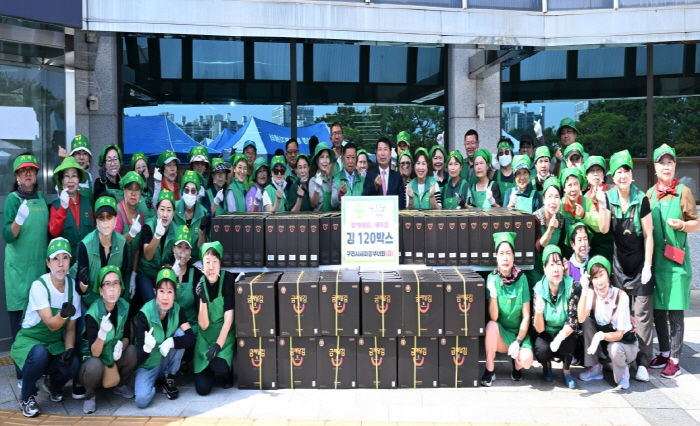 백경현 구리시장이 함께해요. 새마을, 행복한 추석 김 전달 행사에 참여하고 있다.