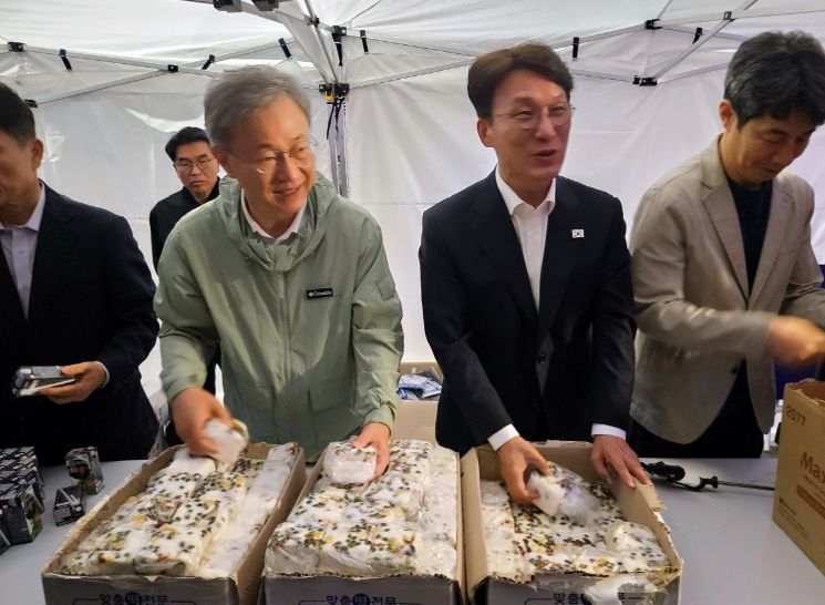 장인홍 구로구청장(왼쪽 두 번째)이 10일 남구로역 새벽인력시장을 찾아 근로자들에게 격려물품을 나눠주고 있다.