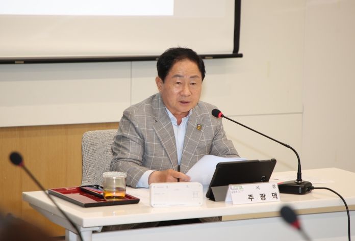 아동권리 실현을 위한 내부정책조정기구 회의에서 발언하는 주광덕 시장