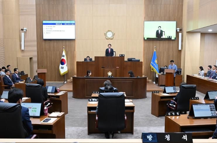 14일 울주군의회 의사당 본회의장에서 열린 제241회 임시회 제1차 본회의에서 최길영 의장이 개회사를 하고 있다.