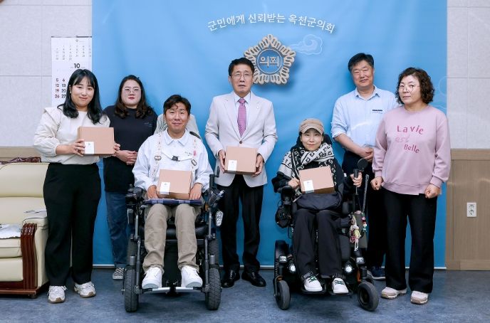 최중증장애인이 만든 희망의 굿즈, 옥천군의회에 전달