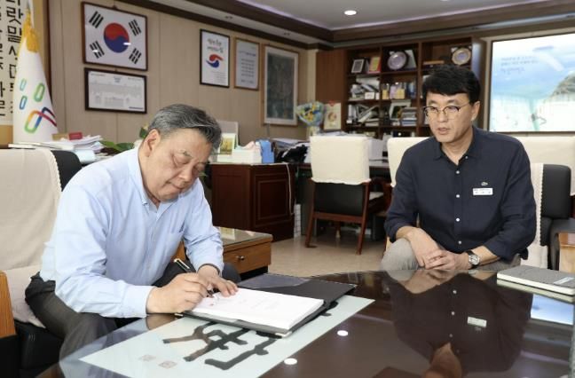 집적화단지 신청서에 서명 중인 가세로 태안군수.