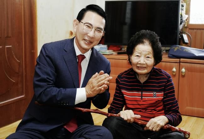 지난 14일 이완섭 서산시장이 성연면 평리에 거주하는 이상희 어르신께 청려장을 전달했다.