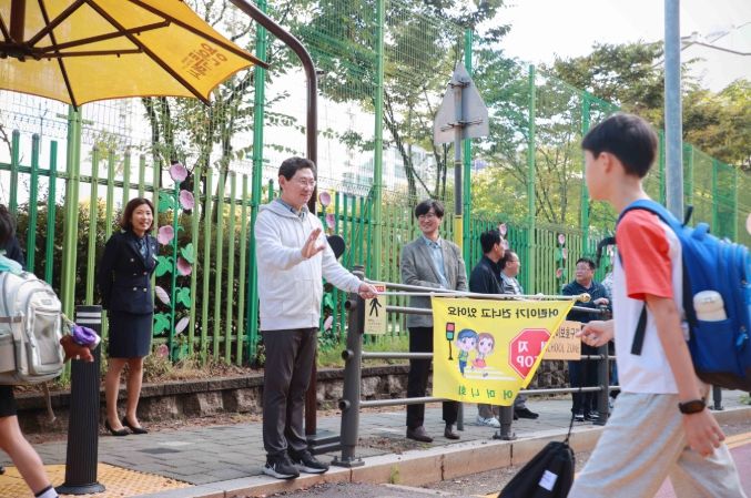 16일 용인신촌초에서 이상일 시장이 교통지도 봉사를 하고 있다