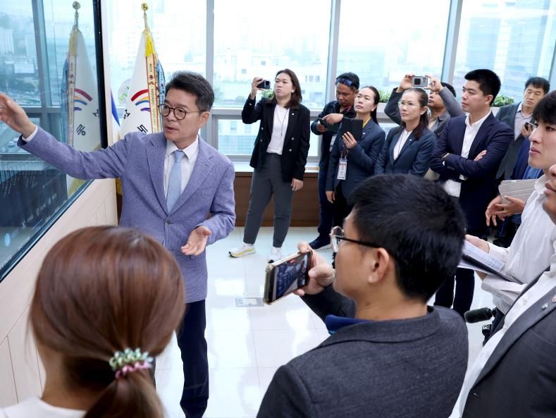 성동구를 방문한 태국 지방정부 관계자들에게 스마트 정책 소통 시스템을 설명하고 있는 정원오 성동구청장 모습