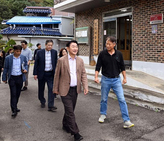 김동근 시장이 10월 16일 가능동 일원 입석마을 정주환경 개선 3주년을 맞아, 주민들과 함께 마을의 달라진 모습을 점검했다.