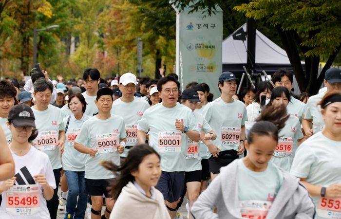 진교훈 서울 강서구청장(가운데 배번호 50001번)이 18일 서울식물원 일대서 열린 ‘제3회 강서 허준런’에서 참가자들과 함께 출발선을 통과하고 있다.