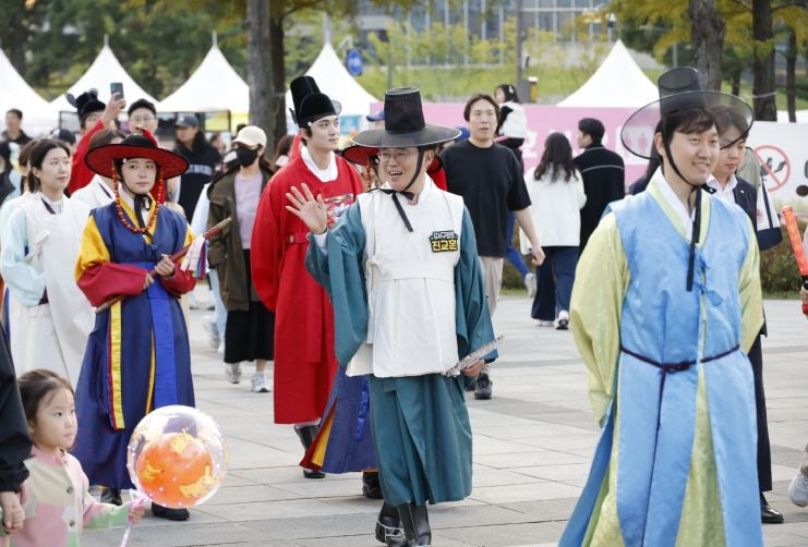 진교훈 서울 강서구청장(가운데)이 19일(일) 서울식물원과 마곡광장 일대서 열린 ‘제23회 허준축제’에서 어의 복장을 하고 아이들과 함께 ‘허준갈라퍼레이드’에 참여하고 있다.