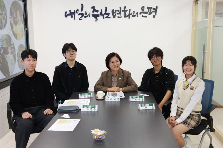 “우리도 궁금했어요”… 중학생 기자단 ‘토끼풀’, 김미경 은평구청장에게 묻다