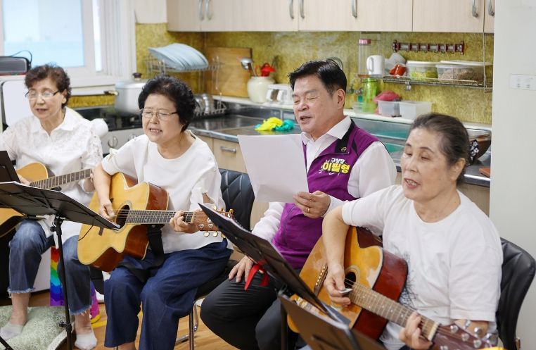 이필형 동대문구청장이 전농2동 경로당에 방문해 어르신들과 노래하고 있다
