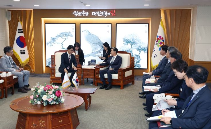 김태흠 충남도지사가 지난달 25일 도청 접견실에서 야마시타 마코토 일본 나라현지사를 만나 대화를 나누고 있다.