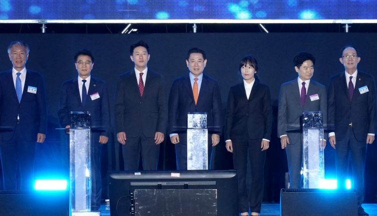 김영록 전라남도지사가 24일 도청 OK도민광장에서 열린 ‘제29회 전라남도 도민의 날’ 기념행사에 참석해 주요내빈들과 퍼포먼스를 하고 있다.