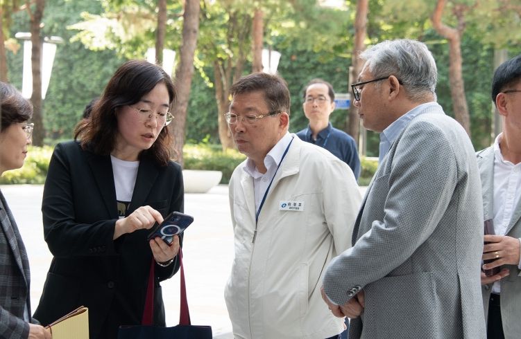 스마트도서관 이용방법을 살펴보고 있는