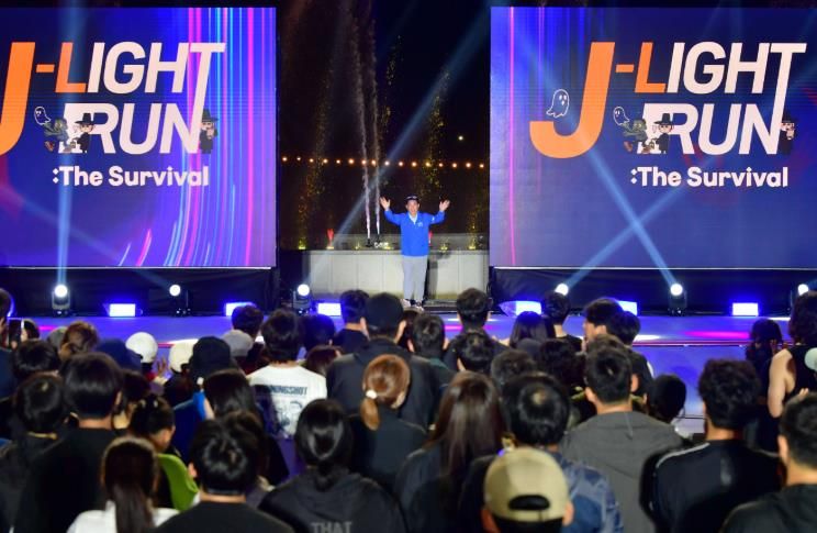 19일 김한종 장성군수가 'J-라이트 런' 참가자들에게 환영 인사를 전하고 있다. 장성군 제공