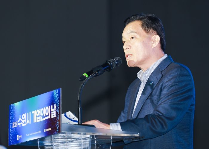 이재준 수원시장이 환영사를 하고 있다.