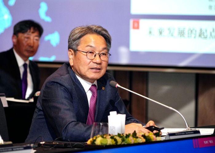 강기정 광주광역시장이 29일 서울 포시즌스 호텔에서 열린 '제3회 한중 지사·성장 회의'에 참석해 '한중지방정부 산업혁신과 상생의 길'을 주제로 발표하고 있다./광주광역시 제공