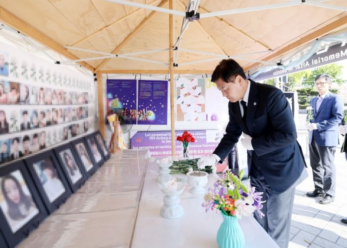 김관영 전북특별자치도지사가 29일 이태원 참사 발생 3주기를 맞아 전주 풍남문광장에 마련된 ‘이태원 참사 희생자 추모 분향소’를 찾아 헌화와 묵념을 올리며 희생자들을 애도하고 있다.