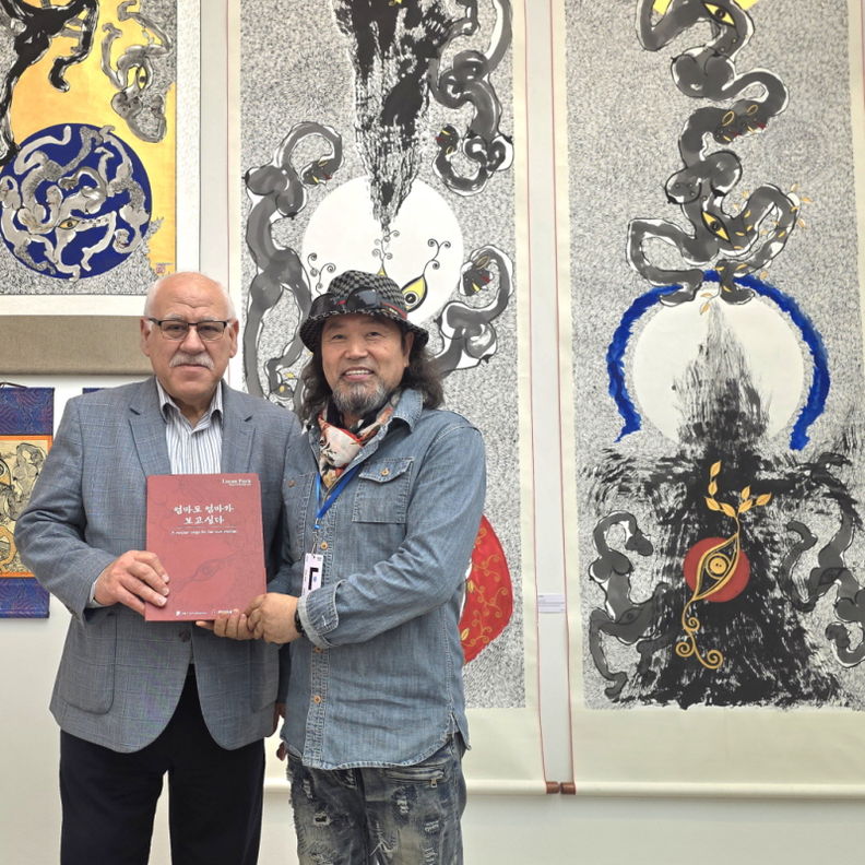 (사진: 런던 사치갤러리에서 'Mother Earth(마더 어스)' 전시 작품 앞에 있는 박수복 화백)