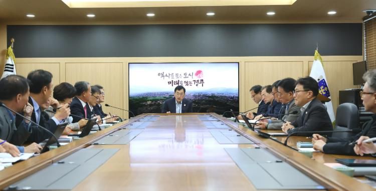 주낙영 경주시장이 3일 청사 내 영상회의실에서 APEC 정상회의 성공 개최에 따른 국‧소‧본부장 회의’를 열고 행사 성과를 점검하고 있다.