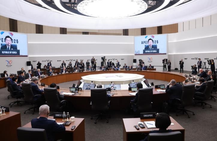 2025 APEC 정상회의가 열린 경주화백컨벤션센터(HICO) 3층 본회의장에서 각국 정상들이 회의를 진행하고 있는 모습. 경주시는 이 회의장을 시민에게 공개 관람할 예정이다.
