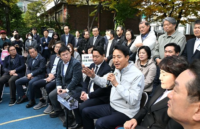 오세훈 서울시장이 6일 오전 성북구 장위13구역 재정비촉진사업 현장을 방문해 주민들과 간담회하고 있다.