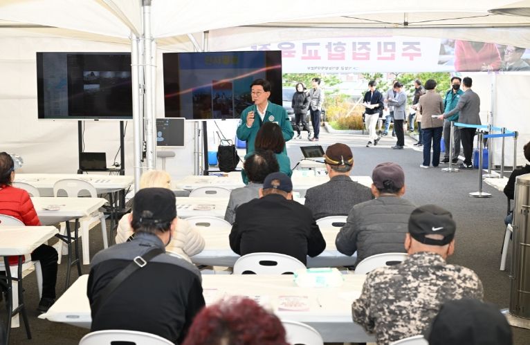 정종복 기장군수가 방사능방재 훈련에서 참여 주민들에게 훈련 내용을 설명하고 있다