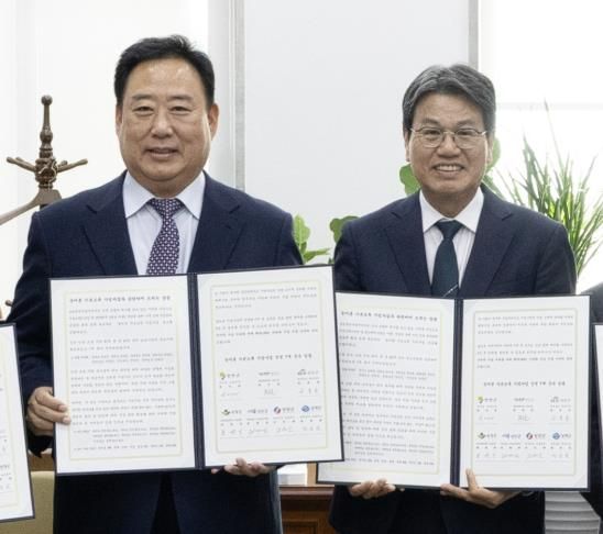 지난 7일 국회를 방문한 김돈곤 군수가 농림축산식품해양수산위원회 어기구 위원장을 만나 농어촌 기본소득 시범사업의 국비 비율 상향을 건의하고 있다.