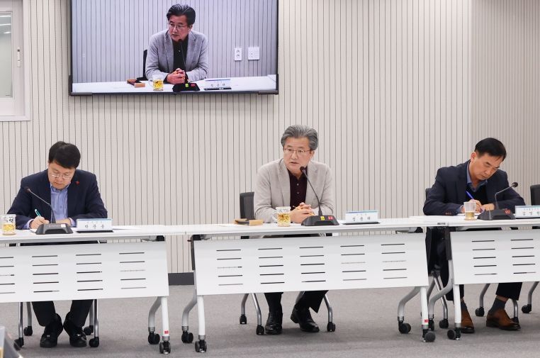 정용래 유성구청장이 지난 11일 오후 11월 확대간부회의를 주재하며 간부 공무원들의 책임의식을 강조하고 있다.