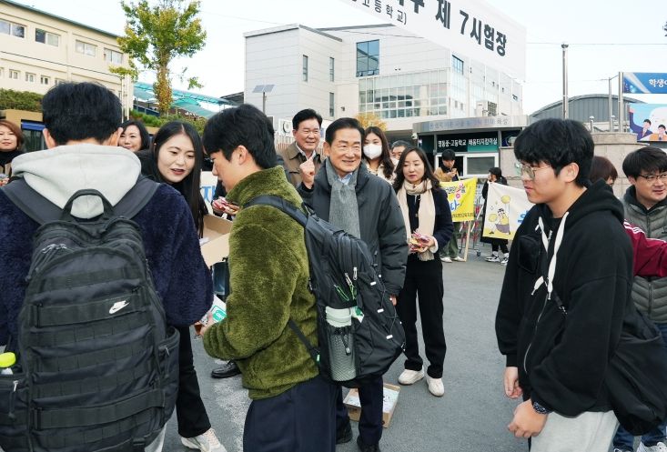 최기문 영천시장과 시 관계자들이 13일 관내 시험장인 영동고등학교와 선화여자고등학교를 찾아 지역 수험생들을 응원하고 격려했다.