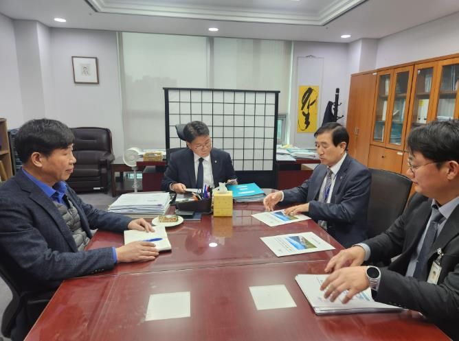 충주시 2026년 정부예산 확보에 총력 기울여(오른쪽에서 두번째 조길형 시장이 가운데 이재관 예결위 소위원과 예산 반영 관련 면담을 하고 있다)