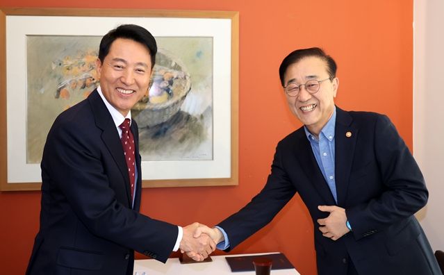 오세훈 서울시장이 13일 오후 김윤덕 국토부장관과 오찬에 앞서 인사를 나누고 있다.