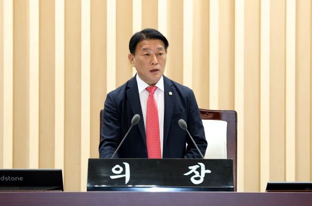 제344회 제2차 정례회 제1차 본회의에서 개회사를 전하고 있는 정재천 의장