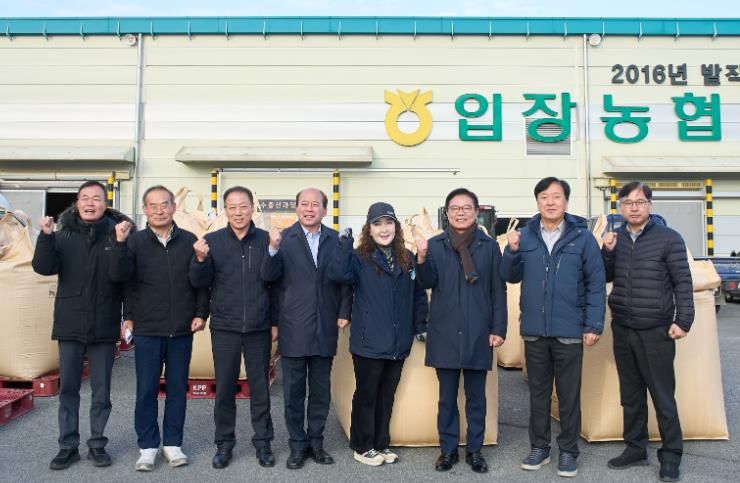 김석필 천안시장 권한대행 부시장이 18일 입장면 공공비축미곡 수매 현장을 찾아 농업인을 격려하고 있다.