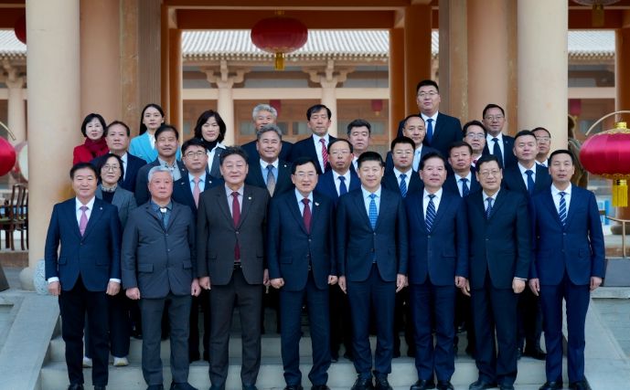 중국 둔황시를 방문한 주낙영 경주시장과 경주시 대표단이 18일 둔황시청 앞에서 둔황시 주요 인사들과 기념촬영을 하고 있다.